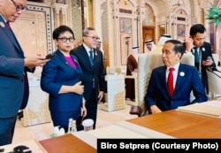 Presiden Joko Widodo, Menteri Luar Negeri Retno Marsudi dan Menteri Perdagangan Zulkifli Hasan, membahas situasi terakhir di Gaza di sela-sela KTT Luar Biasa Organisasi Kerja Sama Islam di Riyadh, Arab Saudi, Sabtu, November 11, 2023. (Foto: Biro Setpres)
