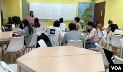 明新科技大学一群东南亚的学生正在上华语课程 (美国之音/林柏宏)
