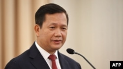 នាយករដ្ឋមន្ត្រី​កម្ពុជា​លោក ហ៊ុន ម៉ាណែត ថ្លែង​នៅក្នុង​សន្និសីទសារព័ត៌មាន​រួមគ្នាជាមួយ​នាយករដ្ឋមន្ត្រី​ថៃលោក Srettha Thavisin នៅវិមាន​រដ្ឋាភិបាលថៃ ក្នុងទីក្រុងបាងកក កាលពីថ្ងៃទី៧ ខែកុម្ភៈ ឆ្នាំ២០២៤។