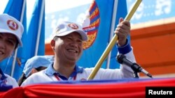 រូបឯកសារ៖ លោក ហ៊ុន ម៉ាណែត ដែល​ជា​កូន​ប្រុសច្បង​របស់​​លោក​នាយករដ្ឋមន្ត្រី ហ៊ុន សែន​ កាន់ទង់ជាតិ​បក្ស​នៅពេល​លោក​ចូលរួមយុទ្ធនាការ​ឃោសនា​បោះឆ្នោត​កាលពី​ថ្ងៃទី១ ខែកក្កដា ឆ្នាំ២០២៣។ 