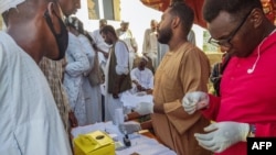 Warga mengantre giliran untuk menjalani tes medis untuk mengetahui apakah mereka terjangkit demam berdarah di sebuah laboratorium kesehatan di Gedaref, Sudan, pada 22 September 2023. (Foto: AFP)