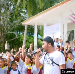 "Wisata Tingkatkan Pendidikan". Jemi Ngadiono sedang mengarahkan anak-anak sekolah dalam program 1000 Guru (Dokumentasi 1000 Guru)