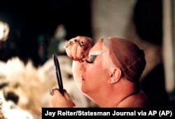 Walter Cole sedang berdandan di ruang rias yang terletak di rubanah klubnya sebelum pertunjukan di Portland, Oregon, 9 Desember 1998. (Foto: Jay Reiter/Statesman Journal via AP)