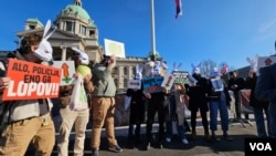 Neformalna grupa "SviĆe" organizovala je ispred Doma Narodne skupštine Srbije performans "Šefe, koji ti je vrag?" (Foto: FoNet)