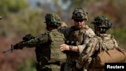 一名美国军人2023年3月31日培训菲律宾军人进行实弹射击。（路透社）