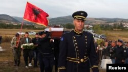 Kosovski policajci nose kovčeg sa telom ubijenog kolege u selu blizu Vučitrna (Foto: REUTERS/Florion Goga)