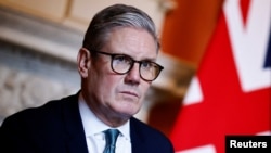 Perdana Menteri Inggris Keir Starmer bereaksi saat ia bertemu dengan Menteri Pertahanan Inggris John Healey (tidak terlihat) dan Anggota House of Lords George Robertson (tidak terlihat) di 10 Downing Street, di London, 16 Juli 2024. (BENJAMIN CREMEL/Pool via REUTERS)