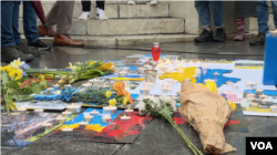 Cveće i sveće na improvizovanoj karti Ukrajine, tokom Marša solidarnosti sa Ukrajinom, povodom dvogodišnjice početka sveobuhvatne ruske agresije, u Beogradu, Srbija, 24. februara 2024. (Foto: Glas Amerike/Rade Ranković)