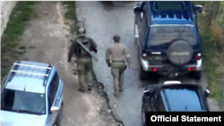 Fotografija koju su objavile vlasti Kosova i na kojima se navodno vide pripadnici grupe koja je napala kosovske policajce na severu Kosova, naoružani automatskim oružjem i ručnim raketnim bacačima, u okolini manastira Banjska, na severu Kosova, 24. septembra 2023. (Foto: VOA)