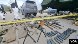 Kosovska policija izložila je oružje i drugi materijal zaplenjen posle napada u selu Banjska na severu Kosova, 25. septembra 2023. (Foto: VOA)