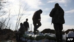 乌克兰军人在顿涅茨克地区距离阿夫迪夫卡不远的地方构筑工事。（2024年2月17日）