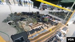 Kosovska policija prikazala je oružje i drugi materijal zaplenjen posle napada u selu Banjska na severu Kosova, 25. septembra 2023.