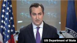 매튜 밀러 미국 국무부 대변인이 워싱턴 국무부 청사에서 정례브리핑을 하고 있다.