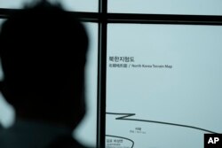 Seorang pengunjung melihat sisi Korea Utara dari observatorium unifikasi di Paju, Korea Selatan, Jumat, 21 Juni 2024. (AP/Lee Jin-man)