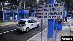 Sebuah mobil melewati pelintasan perbatasan di Bregana, Kroasia, setelah Kroasia masuk dalam wilayah Schengen, 1 Januari 2023. Kosovo akan menyusul langkah Kroasia untuk mendapat fasilitas bebas visa Schengen pada 1 Januari 2024. (Foto: Borut Zivalovic/Reuters)