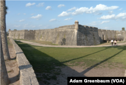 Castillo de San Marcos, sebuah benteng yang dibangun oleh Spanyol pada tahun 1695, adalah bangunan tertua yang bertahan di St. Augustine, Florida, 28 Februari 2023.