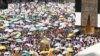 Jemaah haji dari berbagai negara mengatasi suhu panas yang menyengat ketika melakukan ibadah haji tahunan di Masjidil Haram, Mekkah, Arab Saudi Kamis (28/6). 