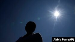 Majka učenika čija prijava za seksualni napad je objavljena onlajn nakon rensomver napada stoji ispred kancelarija Javnih škola Mineapolisa, 1. juna 2023. godine. (AP Photo/Abbie Parr)