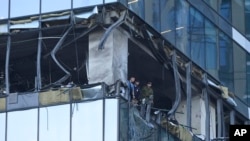 2023年7月30日，在据报莫斯科发生无人机袭击事件后，调查人员正在检查莫斯科市商业区一座受损的摩天大楼。