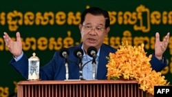 Perdana Menteri Kamboja Hun Sen memberikan sambutan pada upacara peletakan batu pertama pembangunan jalan tol sepanjang 135 kilometer dari ibu kota Phnom Penh ke kota Bavet di provinsi Svay Rieng, perbatasan Kamboja-Vietnam, di Phnom Penh, 7 Juni 2023. (TANG CHHIN Sothy / AFP)
