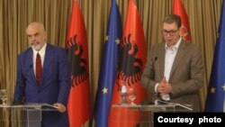 Predsednik Srbije Aleksandar Vučić govori tokom zajedničke konferencije za štampu sa premijerom Albanije Edijem Ramom, u vili Mir u Beogradu, 7. jula 2023. (Foto: FoNet)