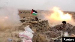 Para pejuang Houthi Yaman yang mengibarkan bendera Palestina, menembakkan granat anti-tank saat melakukan manuver militer di dekat Sanaa, Yaman, 30 Oktober 2023.
