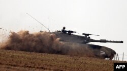 Tank tentara Israel di sebuah lapangan, di tengah pertempuran Israel-Hamas, di Israel selatan dekat perbatasan dengan Jalur Gaza, 7 Desember 2023. (Menahem KAHANA/AFP)