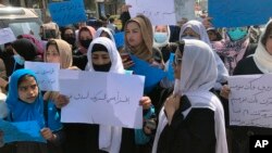 Para perempuan Afghanistan melakukan aksi demonstrasi untuk memrotes larangan Taliban bagi perempuan untuk bekerja, di Kabul, Afghanistan (foto: dok). 