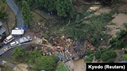 Tim SAR melakukan operasi pencarian dan penyelamatan di lokasi tanah longsor yang disebabkan oleh hujan lebat akibat mendekatnya Topan Shanshan di Gamagori, Prefektur Aichi, Jepang bagian tengah, 28 Agustus 2024. (Kredit wajib Kyodo/via REUTERS)
