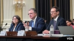 美国国防部负责印太安全助理部长拉特纳（右）、国务院主管亚太事务助理国务卿康达（中）和商务部负责出口管制助理部长肯德勒（左）出席众议院美国与中共战略竞争特设委员会听证会。（2023年7月20日，美国之音记者李逸华摄）