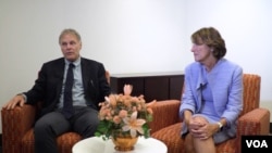 북한에 억류됐다 혼수상태로 풀려난 지 엿새 만에 숨진 미국 대학생 오토 웜비어 군의 부모 프레드 웜비어 씨와 신디 웜비어 씨. (자료사진)