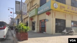 Chinese restaurants with signage in Chinese and Burmese are seen in Shwe Kokko, a newly built town in Myanmar's Karen state. (VOA Burmese)