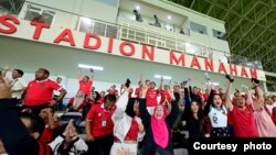 Para penonton bersorak saat Timnas U23 mencetak gol dalam pertandingan melawan Turkmenistan di stadion Manahan, Solo (courtesy: Setpres RI).