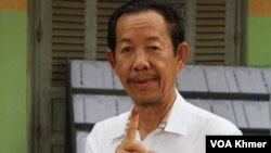 រូបឯកសារ៖ លោក រ៉ុង ឈុន អនុប្រធានម្នាក់របស់គណបក្សភ្លើងទៀន បង្ហាញម្រាមដៃដែលមានជ្រលក់ទឹកថ្នាំ បន្ទាប់ពីបានបោះឆ្នោតជាតិអាណត្តិទី ៧ នៅស្រុកស្អាង ខេត្តកណ្តាល កាលពីថ្ងៃទី ២៣ ខែកក្កដា ឆ្នាំ ២០២៣។ (លាស់ លីបលីប/វីអូអេ)