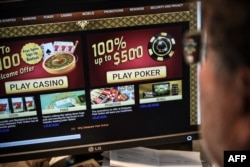 ILUSTRASI - Seorang jurnalis AFP melihat halaman situs web Perjudian online di Washington, DC, 17 Januari 2019. (Eric BARADAT / AFP)