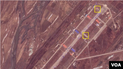 의주비행장을 촬영한 15일 자 위성사진. 창고 건물이 있던 2개 지점(사각형 안)에 빈 공터가 보인다. 사진=Planet Labs