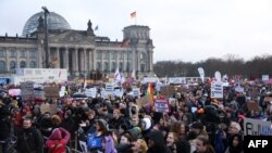 Sejunmlah demonstran hadir dalam aksi unjuk rasa menentang partai sayap kanan ekstrem AfD di luar gedung parlemen Jerman di Berlin, pada 3 Februari 2024. (Foto: AFP/Adam Berry)