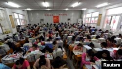 중국 안후이성 허페이시에서 학생들이 대입 시험을 준비하고 있다 (자료사진)