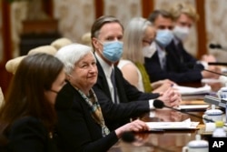 Menteri Keuangan AS Janet Yellen, tengah, berbicara selama pertemuannya dengan Wakil Perdana Menteri China He Lifeng di Diaoyutai State Guesthouse di Beijing, 8 Juli 2023. (Foto: via AP)