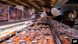 홍콩 주민들이 일본산 수산물 제품을 살펴보고 있다. (자료사진)