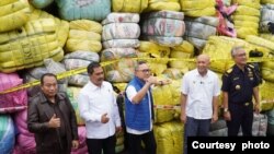 Menteri Perdagangan Zulkifli Hasan bersama Menkop-UKM, Kabareskrim Polri, Bea Cukai, dan Kejagung, melakukan penindakan terhadap temuan praktik ilegal penyelundupan pakaian bekas di Cikarang, Bekasi (28/3). (Courtesy: Twitter @ZUL_Hasan)