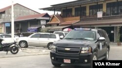 រថយន្តនគរបាលចាកចេញពីសាលាឧទ្ធរណ៍ភ្នំពេញ ក្រោយសវនាការរបស់លោកកឹម សុខា នៅថ្ងៃព្រហស្បតិ៍ ទី ៨ ខែកុម្ភៈ ឆ្នាំ២០២៤។(ហ៊ុល រស្មី/វីអូអេ)
