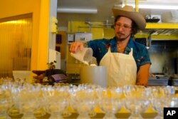 Koki Trash Pie Sampah Shuggie dan salah satu pemilik David Murphy menyiapkan makanan di restoran di San Francisco, Rabu, 14 Juni 2023. (AP/Jeff Chiu)