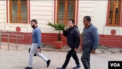 中国手机制造商Vivo在印度的代理首席执行官洪旭权(Hong Xuquan 音译)2023年12月26日到达新德里地区法院（美国之音/贾尚杰）