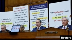 众议院监督与问责委员会主席、共和党众议院科默(右)与监督委员会资深成员、民主党众议员拉斯金(中)参加针对拜登总统的弹劾调查听证。(2023年9月28日)