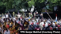 Pasangan capres/cawapres Ganjar Pranowo dan Mahfud MD diarak dengan kereta yang ditarik sapi dalam kirab budaya sekaligus kampanye di Solo, Jawa Tengah, Sabtu, 1o Februari 2024. (Foto: TPN Ganjar – Mahfud)
