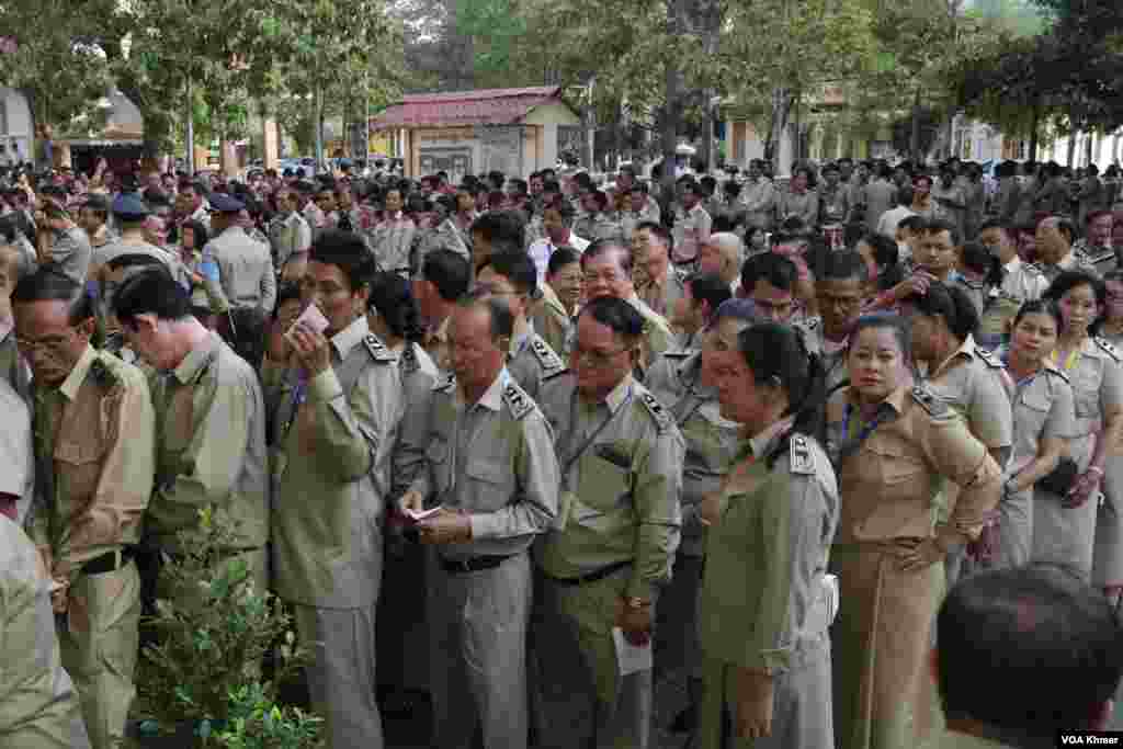 អង្គ​បោះឆ្នោត​កំពុង​ឈរ​តម្រង់​ឈរ​ដើម្បី​ចូល​បោះ​ឆ្នោត​ជ្រើស​រើស​សមាជិក​ព្រឹទ្ធសភា នៅ​មណ្ឌល​បោះឆ្នោត​វិទ្យាល័យ​ព្រះស៊ីសុវត្ថិ ក្នុង​រាជធានី​ភ្នំពេញ នា​ថ្ងៃទី​២៥ ខែ​កុម្ភៈ ឆ្នាំ​២០២៤។ (ស៊ុន ណារិន/វីអូអេ)