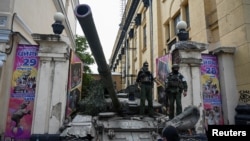 ARHIVA - Borci privatne plaćeničke grupe Vagner stoje na tenku pored plakata za cirkus, tokom pobune svoje formacije, nedaleko od baze u južnom vojnom distriktu u gradu Rostov na Donu, u Rusiji, 24. juna 2023.