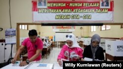 Aktivitas sebuah TPS di Surakarta, Jawa Tengah, 14 Februari 2024. (Foto: REUTERS/Willy Kurniawan)