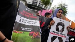 Aksi unjuk rasa menentang pembatalan Piala Dunia U-20 FIFA, di Jakarta, Jumat, 31 Maret 2023. Para pemain dan penggemar sepak bola Indonesia bereaksi dengan air mata dan kemarahan setelah FIFA mencabut hak tuan rumah Piala Dunia U-20.(AP/Dita Alangkara)